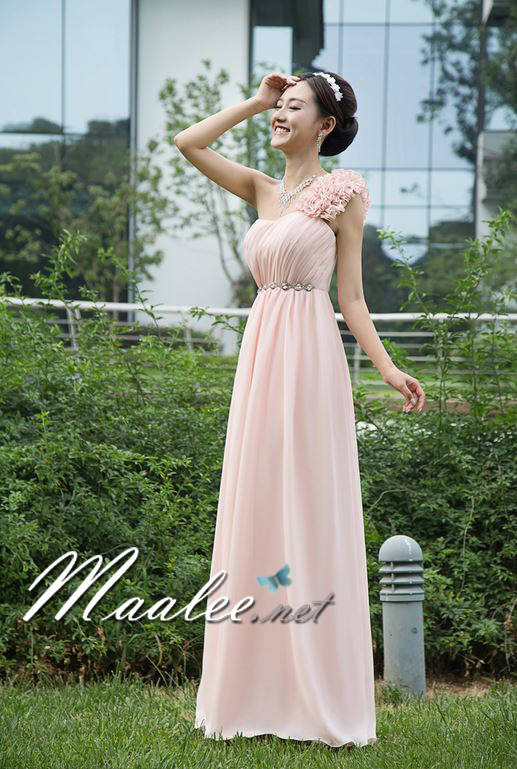 พร้อมเช่า ชุดราตรียาว ไหล่เดียว แต่งดอกช่วงไหล่ อกจับจีบ & เอวคาดเข็มขัดเพชร สีชมพูอ่อน