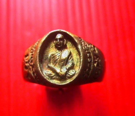 แหวนรุ่นแรก หลวงพ่อแป๋ว วัดดาวเรือง จ.สิงห์บุรี วงใหญ่ สภาพเดิมฯฯฯสวย