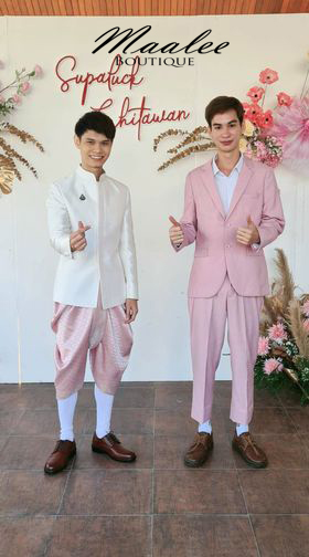 พร้อมเช่า ชุดสูทชาย สีชมพูพาสเทล 2 กระดุม ลายทอแบบเรียบเนียน (ไม่มีกั๊ก)