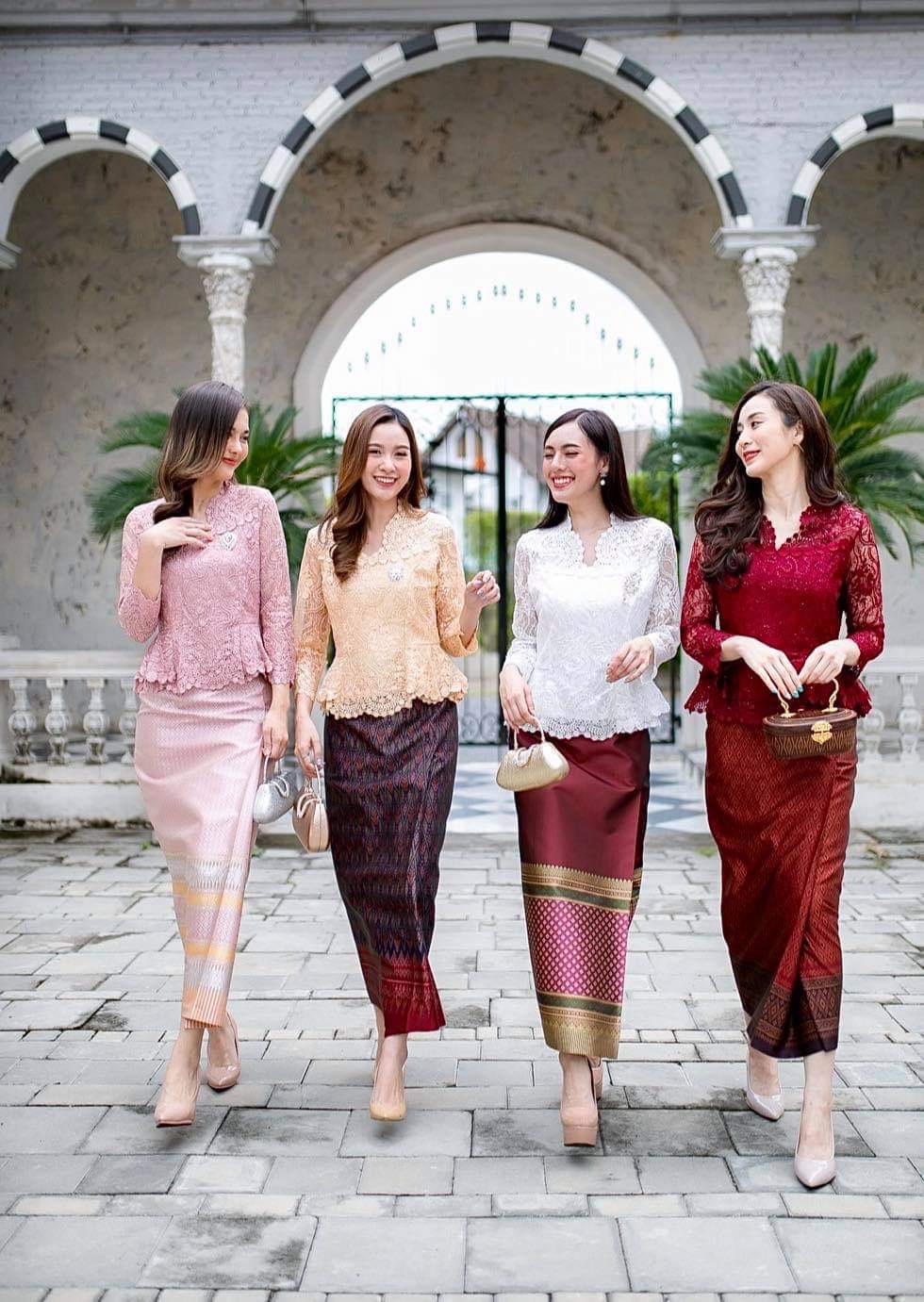 Pro-order เช่า ชุดไทยคุณแม่ เสื้อลูกไม้สีชมพู คอตั้ง ผ้าซิ่น แยกชิ้น เรียบหรู **สามารถเลือกเปลี่ยนกระโปรงแบบที่ต้องการได้**