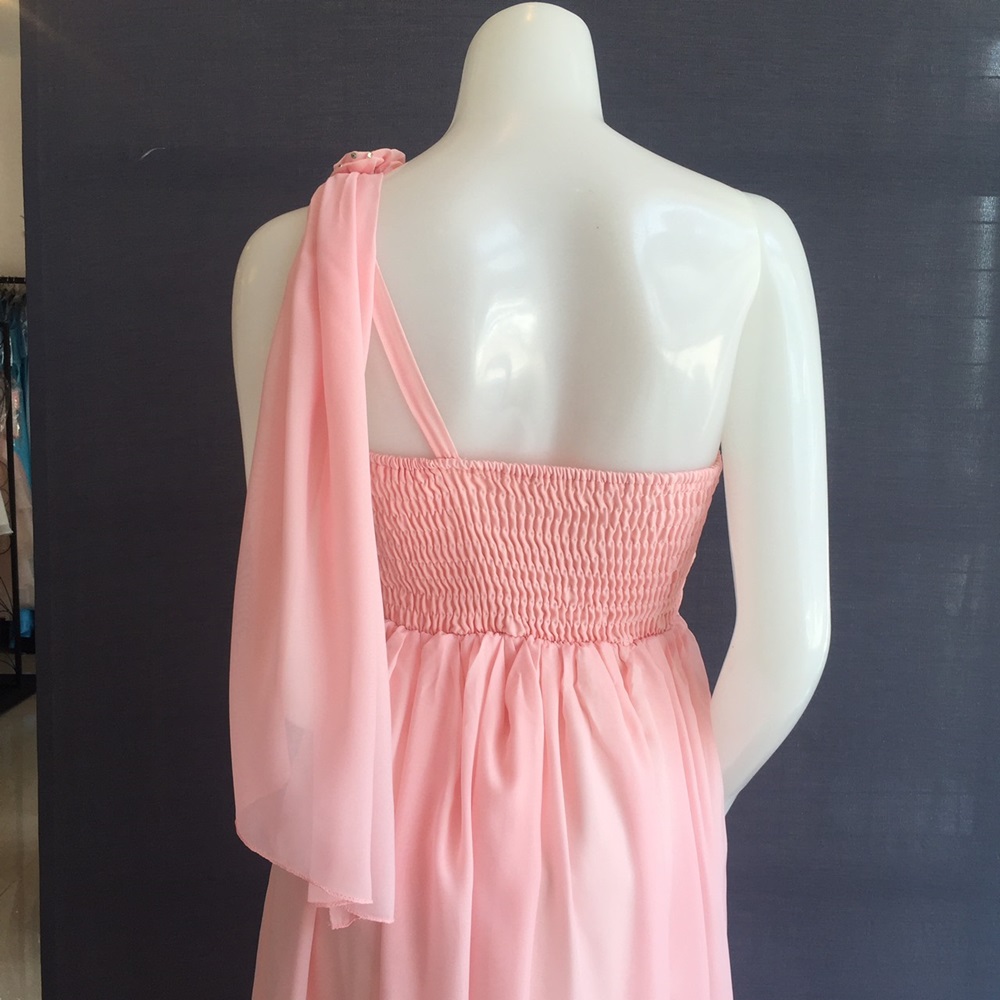 พร้อมส่ง ชุดเดรสยาว เกาะอก ไหล่เดียว จับสม๊อกด้านหลัง สีชมพู