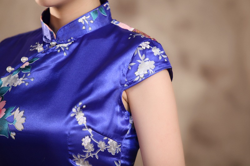 Pre-order กี่เพ้าสั้น แขนล้ำ สีน้ำเงิน ลายดอกไม้นกยูง ผ้าซาติน