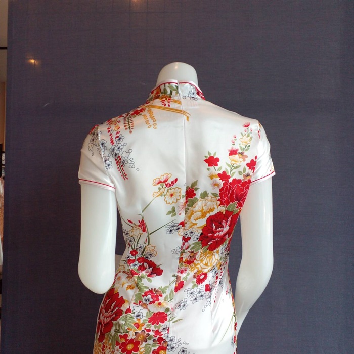 พร้อมเช่า กี่เพ้า สีขาว แขนสั้น ลายดอกไม้ ผ่าข้าง ตัดเย็บอย่างดี