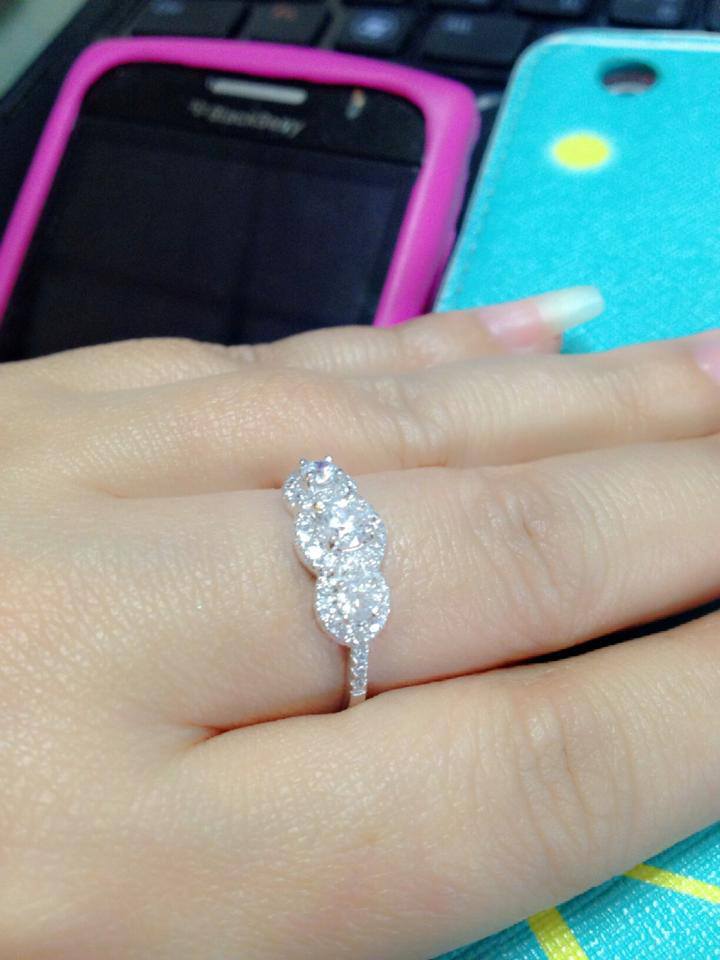 SR001RD+++3 Diamonds Luxury Style+++แหวนเงินแท้ ดีไซน์สวยหรู แบบร้านจิวเวลลี่ทันสมัย ตามcounter ห้างเลย เหมือนของแท้สุดๆ เล่นไฟวิีงๆ รับประกันความสวย