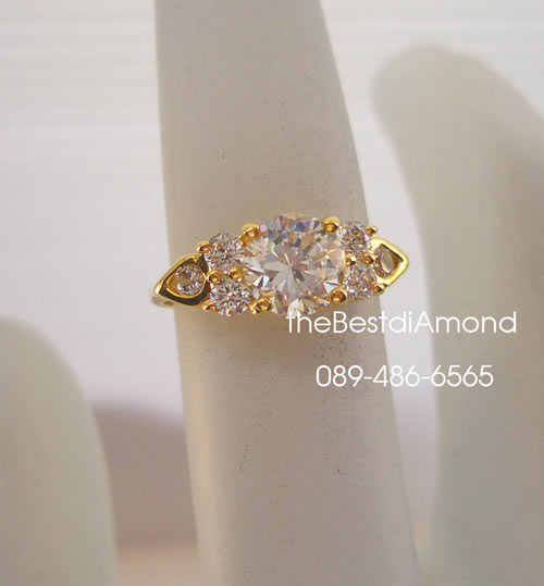 BR420+++แหวนชู 80 ตังพร้อมบ่าข้างเพชร3 เม็ด หรูหรา สวยสุดๆ ดีไซน์ดูดีมีรสนิยม เหมือนจริงสุดๆๆเพชรแวววาวมาก ใส่แล้วขับให้นิ้วเรียวสุด ใส่ได้ทุกโอกาส