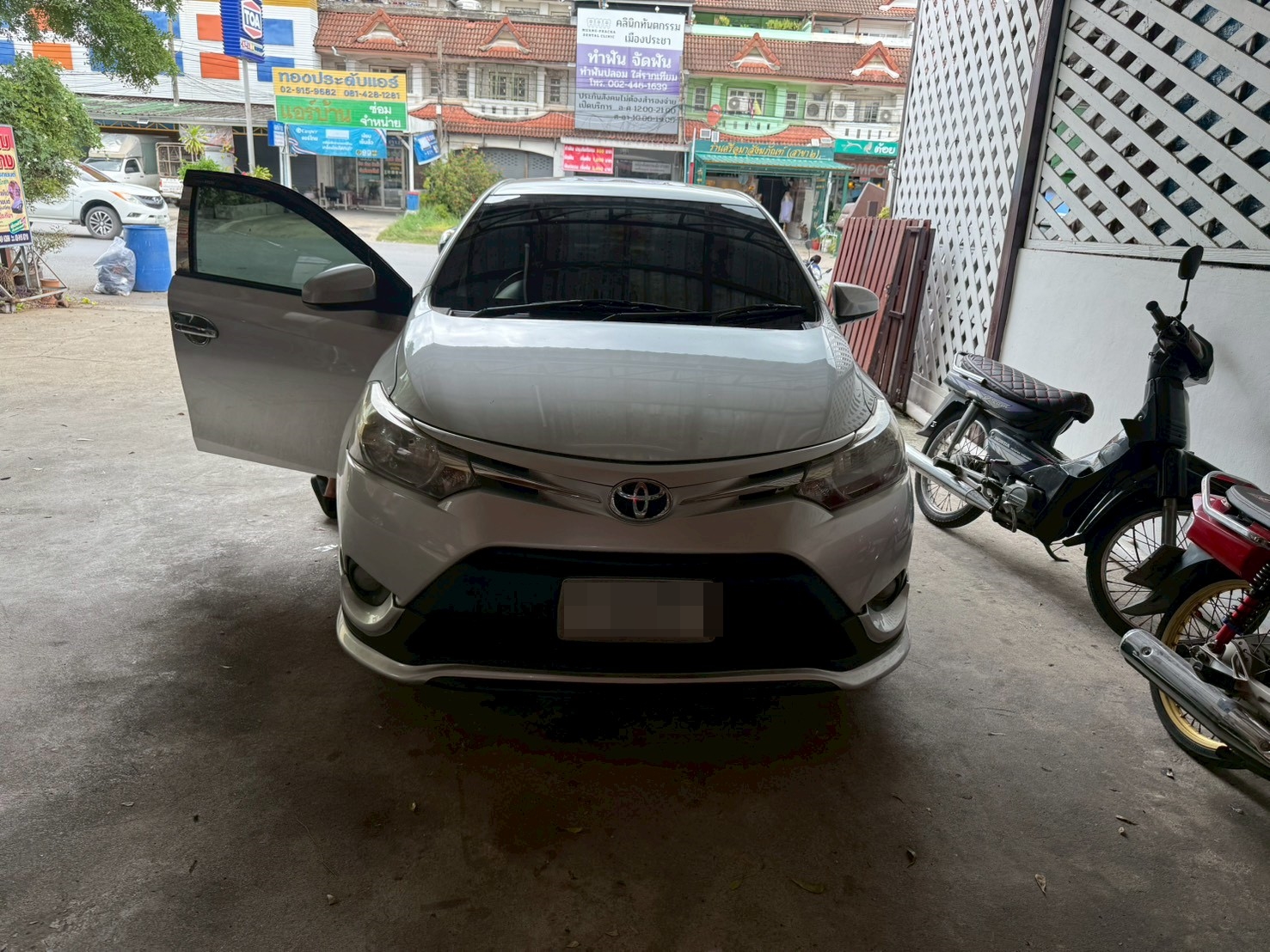 พรมรถยนต์ Toyota Vios 2013 ปูพรม6D สีดำด้ายทอง ลายเคฟล่า เต็มคัน