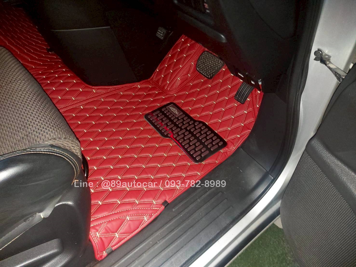 พรมรถยนต์ Nissan Elgrand 2012 ปูพรมVVIP สีแดงไวน์ด้ายทอง เต็มคัน