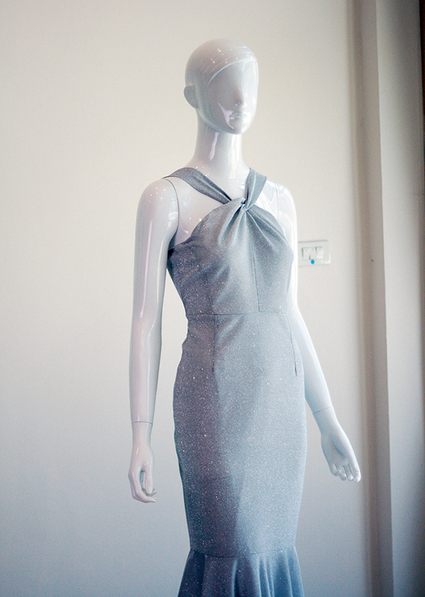 พร้อมเช่า ชุดเดรส คล้องคอ ทรงหางปลา ผ้า glitter ระยิบระยับ สีเงิน