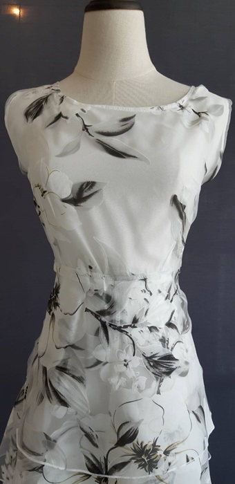 Pre-order เดรสขาว พรีเวดดิ้ง หน้าสั้นหลังยาว แขนกุด ลายดอกไม้เขียว เรียบหรู