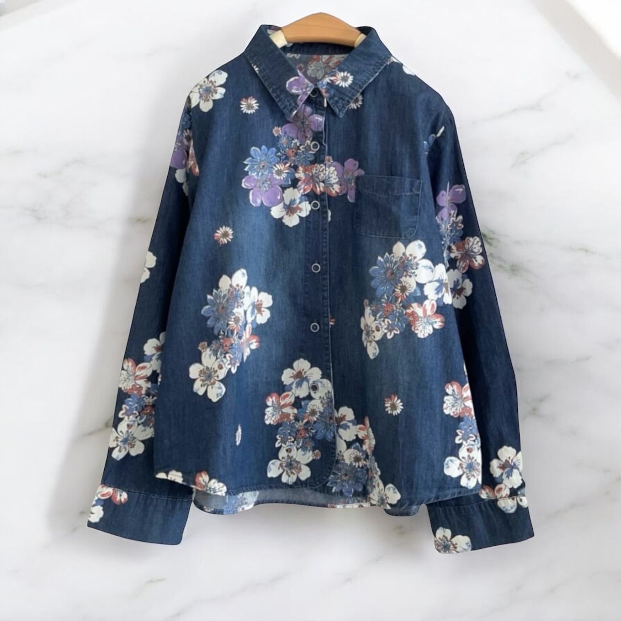 เสื้อเชิ้ตยีนส์บางลายดอกไม้แต่งกระเป๋า