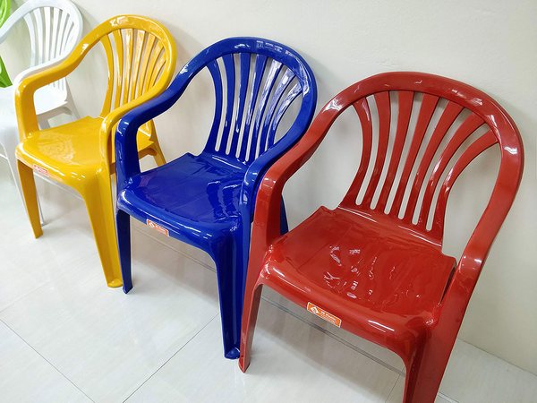 เก้าอี้พลาสติกมีพนักพิง+ที่เท้าแขน ขนาด 53.5 x 53 x 82.5 cm. รุ่น 999