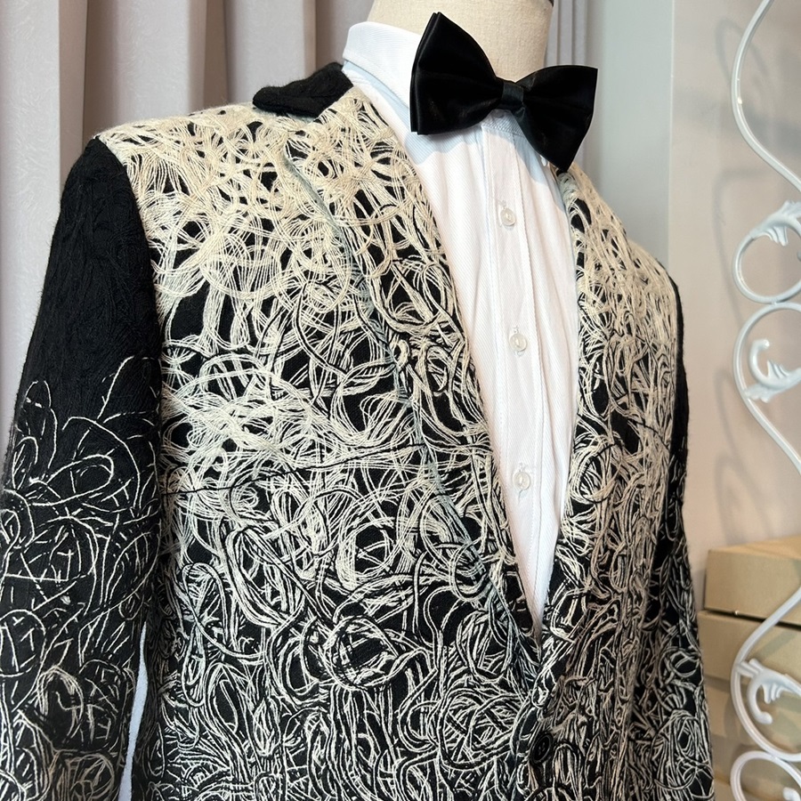 พร้อมเช่า เสื้อสูทชาย สีขาวดำ ปักลายกราฟฟิก กางเกงดำ