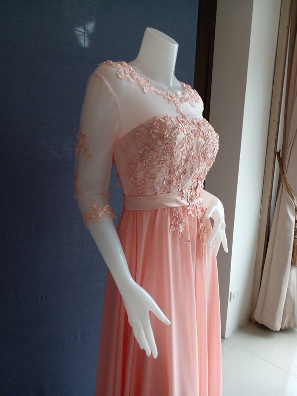 พร้อมเช่า ชุดราตรียาว สีโอโรส แขนยาว แบบเรียบหรู แต่งลูกไม้เซาะดอก ปักลูกปัดมุก