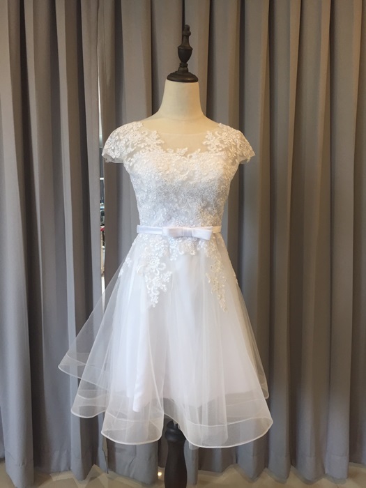 พร้อมส่ง ชุดราตรีสั้น แขนสั้น สีขาว สวยหวาน กระโปรงตาข่าย ตัวชุดลูกไม้&แต่งโบว์ช่วงเอว (ซิปหลัง)