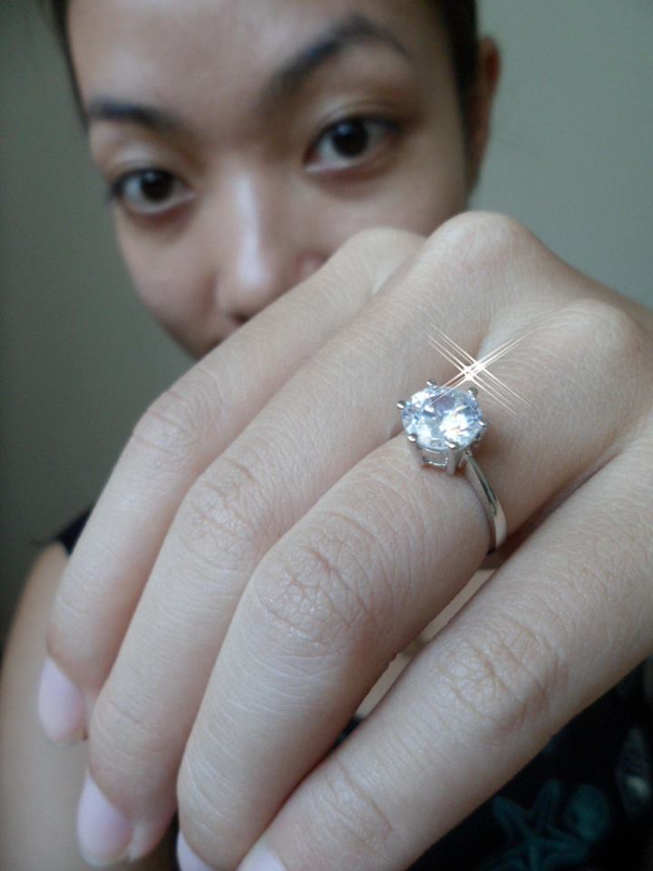 BR973+++แหวนเพชรเม็ดเดี่ยวขนาด 1.5 กะรัต+++ขนาด รูปแบบยอดนิยม ยกชูขึ้น ดูทันสมัย เหมือนของจริงม๊าก เพชรวิบๆปิ๊งๆใส่แทนแหวนแต่งงานสบายๆ ไม่มีล้าสมัย