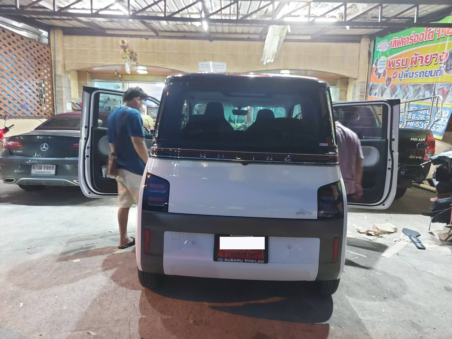 พรมปูพื้นรถยนต์ Wuling Air EV ปูกระดุมเล็กสีดำขอบดำ