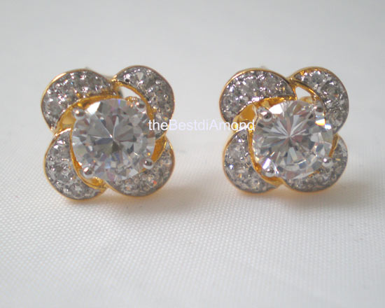 ===BE317+ต่างหูเพชรรูปกงจักร+ต่างหูหวานๆ ดูเป็นดอกไม้หรือกงจักรก็ได้ ทำเก๋เพชรเม็ดกลางใหญ่ ครึ่งกะรัต(5 mm)ฝังแบบหนามเตย 4 จุด และล้อมด้วยเพชรเล็กๆ