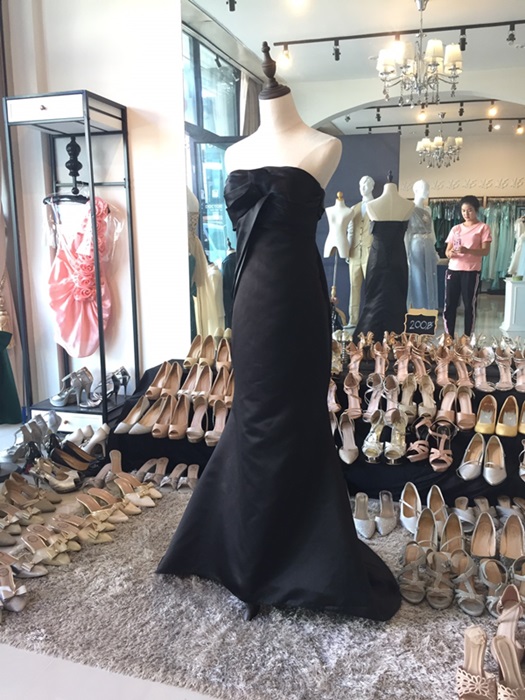 พร้อมเช่า ชุดราตรียาว แบบเกาะอก ทรงหางปลา สีดำ เรียบหรู แต่งผ้าแก้วช่วงอก กระโปรงผ้าซาติน ชายยาว