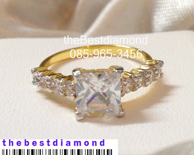 BR430++แหวนเพชรCZ รูปสี่เหลี่ยม มีบ่าข้างแบบทันสมัย ดูดี intrend มากๆๆ แบบออกมาจากร้านจิวเวลลี่เลย เพชรสวยวิ๊งๆ ใส่ติดนิ้วได้เลยค่ะ สวยสุดๆ