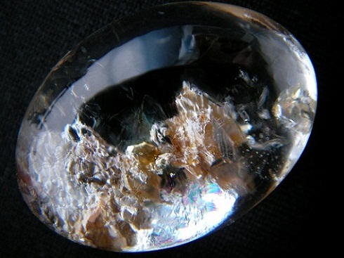 QU0010 QUARTZ น่าจัดอยู่ในสามกษัตริย์มังคละ มีเป็กทองคละด้านใน พบรอยรานใต้ก้นแก้ว ขนาดเม็ดแก้ว 20.61x27.85x14.92 mm. นน. 58.48 ct. ขายแล้ว