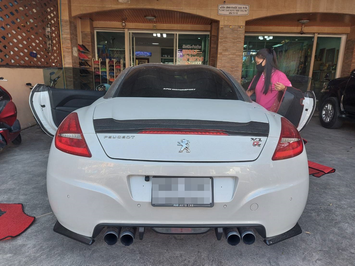 โรงงานตัดพรมรถยนต์ Peugeot RCZ ปูพรม6D สีแดงไวน์ เข้ารูป