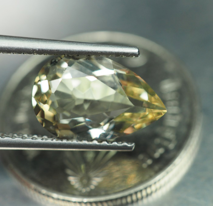 สคาโพไลท์สีเหลืองอ่อน (Scapolite) 2.10 กะรัต