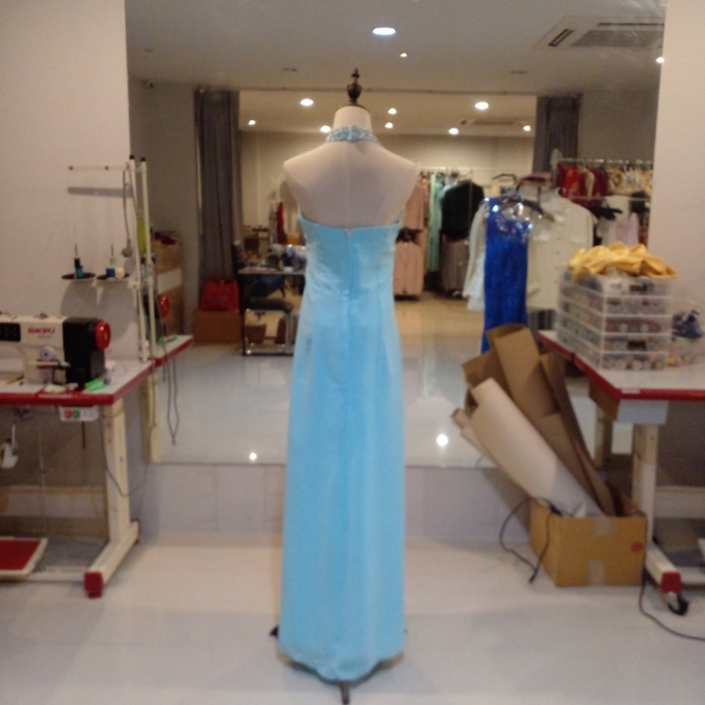 พร้อมเช่า ชุดราตรียาว สีฟ้า แบบเก๋ คล้องคอ ช่วยยกเนินอกสวย
