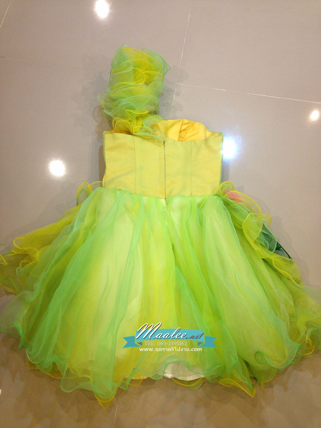 พร้อมเช่า ชุดแฟนซี ชุดราตรีสั้น ไหล่เดียว สีเขียว/เหลือง แต่งดอกไม้หลากสี ชายหยัก ฟูสวย