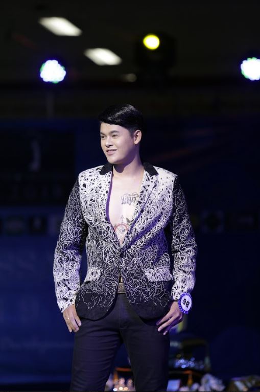 พร้อมเช่า เสื้อสูทชาย สีขาวดำ ปักลายกราฟฟิก กางเกงดำ