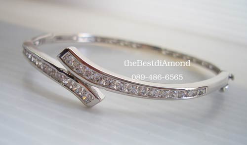 BB035RD+++กำไลแถวแบบเกย+++กำไลน่ารักๆๆๆ เป็นแถวมาเกยกัน เรียบ แต่ดูดี ใส่ติดข้อมือได้เลย หรูหราพอสมควร มีดีไซน์ งานเรียบร้อย เพชรสวยมากๆ