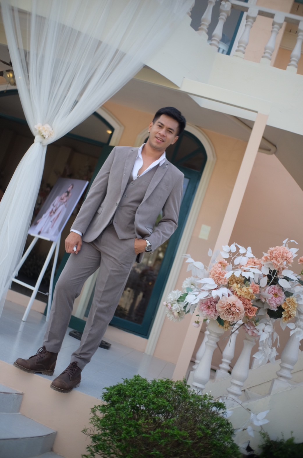 พร้อมเช่า ชุดสูทชาย สีน้ำตาล ทรงเข้ารูป สไตล์เกาหลี พร้อมเสื้อกั๊ก