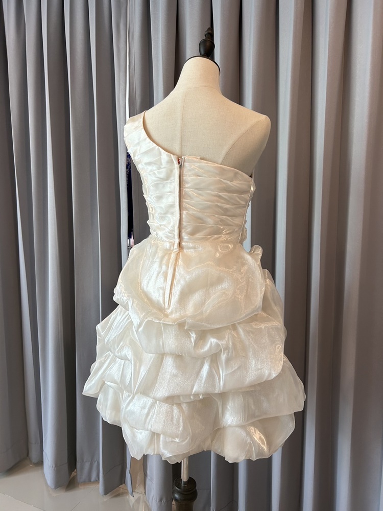 พร้อมเช่า ชุดแฟนซี ชุดราตรีสั้น ไหล่เฉียง ผ้าแก้วจับจีบย่น แต่งดอกไม้สวยหวาน สีครีม