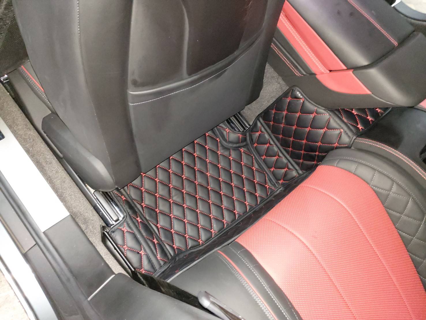 ขายพรมปูพื้นรถยนต์ Bentley Continental GT ปูพรมหกดี สีดำด้ายแดง เต็มคัน