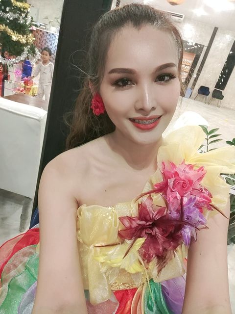 พร้อมเช่า ชุดแฟนซียาว ไหล่เดียว สีรุ้ง ระบายฟูสวย ช่วงอกปักเลื่อมแต่งดอก (ซิปหลัง)