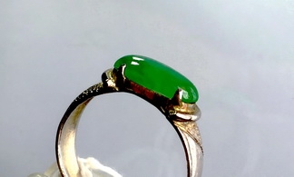 Myanmar Jade หยกพม่า A jadeite เนื้อแก้วสีเขียวสไปรสดใส ทรงหมอน นน. 1.6 ct. ขนาด 5.5x12x3 mm.