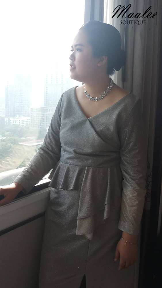 พร้อมเช่า ชุดราตรียาว แขนยาว ผ้า Glitter ไล่โทนสี เทาเงิน plus size