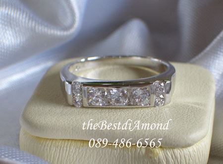 BR039RD+++แหวนแถวมีเพชรข้าง+++ ใช้เพชรกลมฝังแบบหนีบ หรูหราพอสมควร หน้าตัดตรง สวยๆเรียบๆ สำหรับคนที่ไม่ชอบฝังแบบหนามเตย งานเรียบร้อยเพชรเหมือนจริงมาก