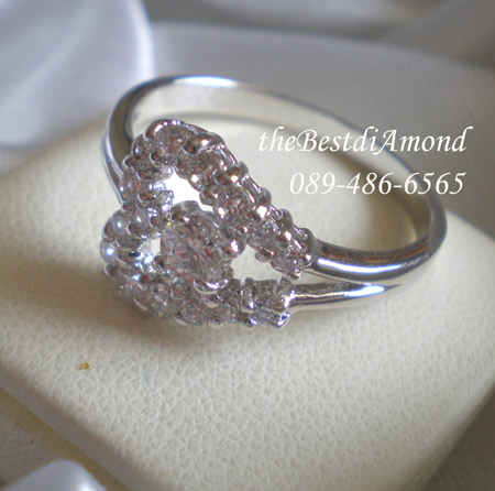 BR403RD+++แหวนM match+++ดีไซน์สวยเก๋ ทันสมัย เป็นรูปคล้ายๆตัวMตะแคงข้าง หรือดูเป็นรูปหัวใจก็ได้ ทำเก๋ด้วยเพชรกลมตรงกลาง ใส่สวยทุกนิ้ว+ใส่ติดนิ้วได้เลย