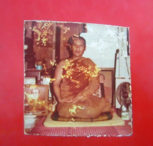 จันทร์พระเครื่อง เสนอ รูปภาพหลวงพ่อ ติด ไม้พญางิ้วดำเก่า ไม่ทราบที่