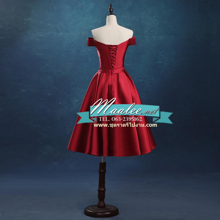 พร้อมเช่า ชุดราตรีสั้น แบบปาดไหล่ ผ้าไหมดัชเชส แต่งโบว์ช่วงเอว สีไวน์แดง (เชือกผูกหลัง)