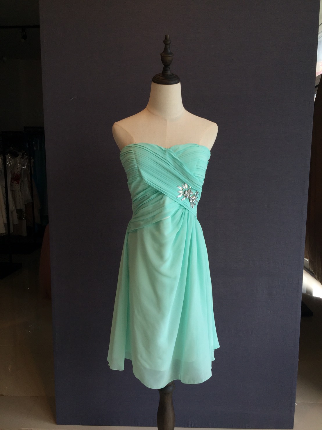 พร้อมส่ง ชุดราตรีสั้น ชุดเพื่อนเจ้าสาว สีเขียวมิ้นต์ ผ้าชีฟอง แบบ C เกาะอก จับจีบช่วงอก เอวแต่งคริสตัล (เชือกผูกด้านหลัง)