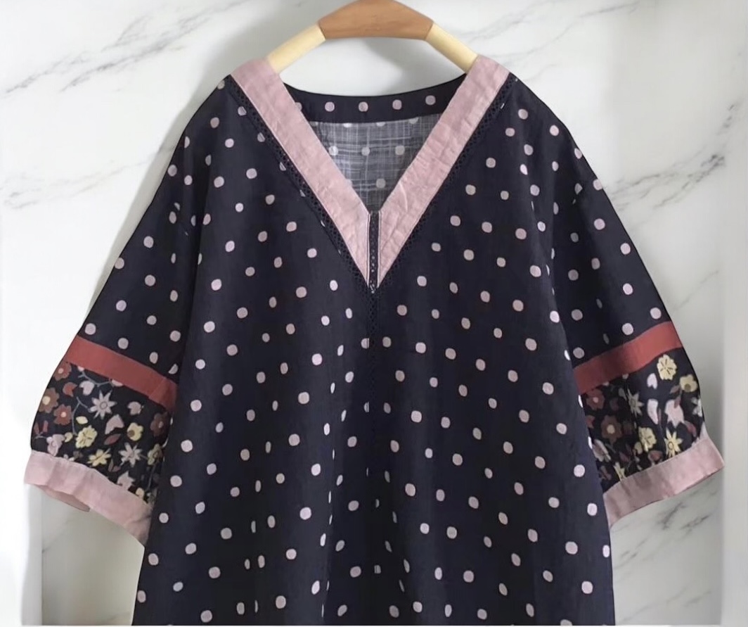 เสื้อคอวีผ้าฝ้ายลายจุดแต่งลูกไม้