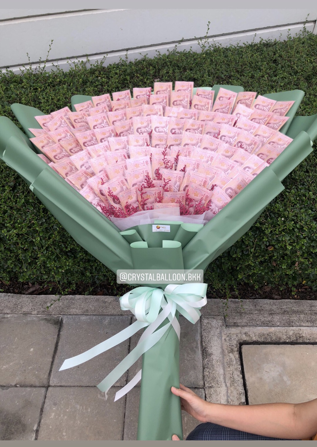 ช่อดอกไม้ธนบัตร จำนวน 100 ใบ ช่อใหญ่ สุดเซอร์ไพรส์ พร้อมตกแต่ง สามารถเปลี่ยนธนบัตรได้ (ราคายังไม่รวมธนบัตร)/สามารถเปลี่ยนสีได้
