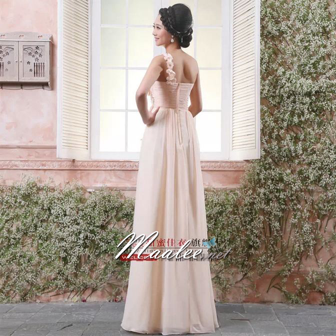 พร้อมส่ง ชุดราตรียาว ไหล่เดียว สีครีม Champagne คอเว้าหัวใจ แต่งช่อดอกไม้สวยยาวจากไหล่ถึงเอว