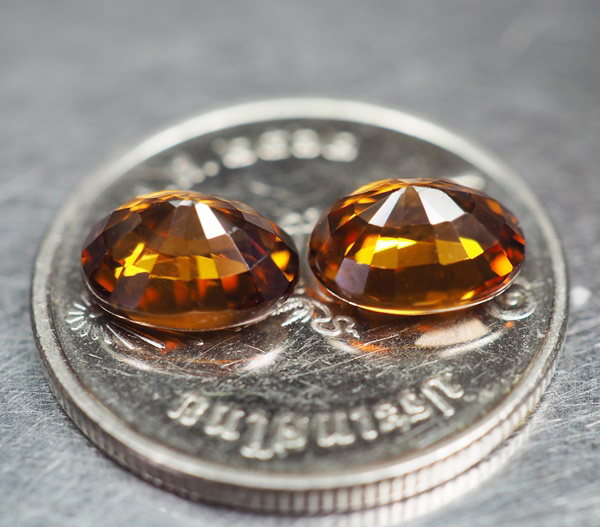 เพทายกัมพูชาดิบ 4.24 กะรัต 2 ชิ้นสีน้ำตาล