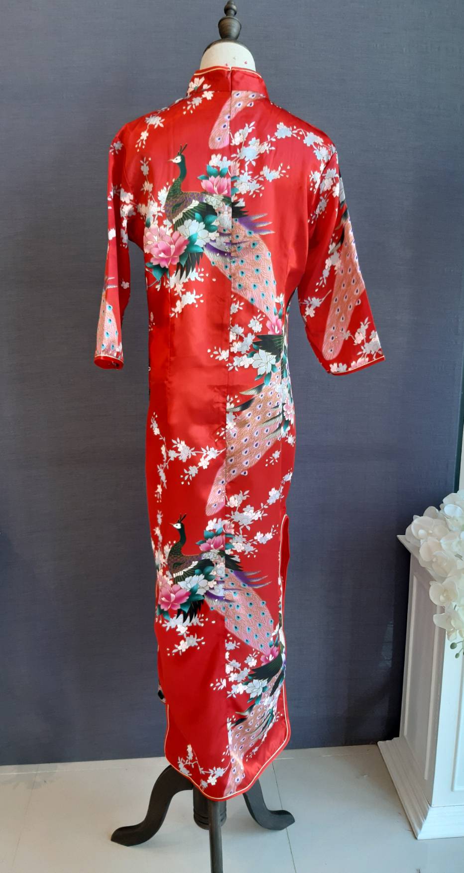 Pre-order กี่เพ้า สีแดง แขนสี่ส่วน ลายนกยูง ตัดเย็บอย่างดี