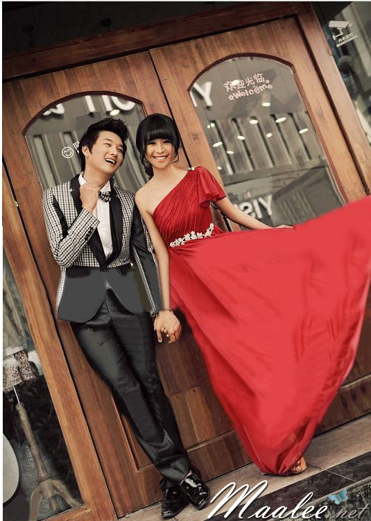 พร้อมส่ง ชุดราตรียาว สีแดง ไหล่เดียว แขนย้วย ผ้าอัดพลีทสวย แต่งเลื่อมช่วงเอว