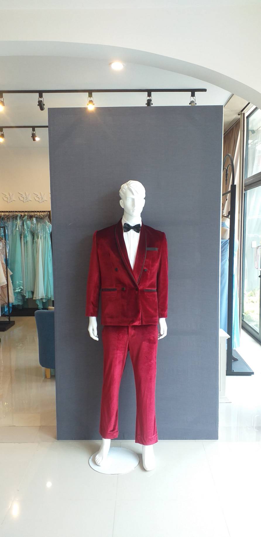 สูทแฟนซี สูท แดงแต่งขอบดำ กระดุมคู่ เนื้อผ้ากำหยี่ หรูหรา