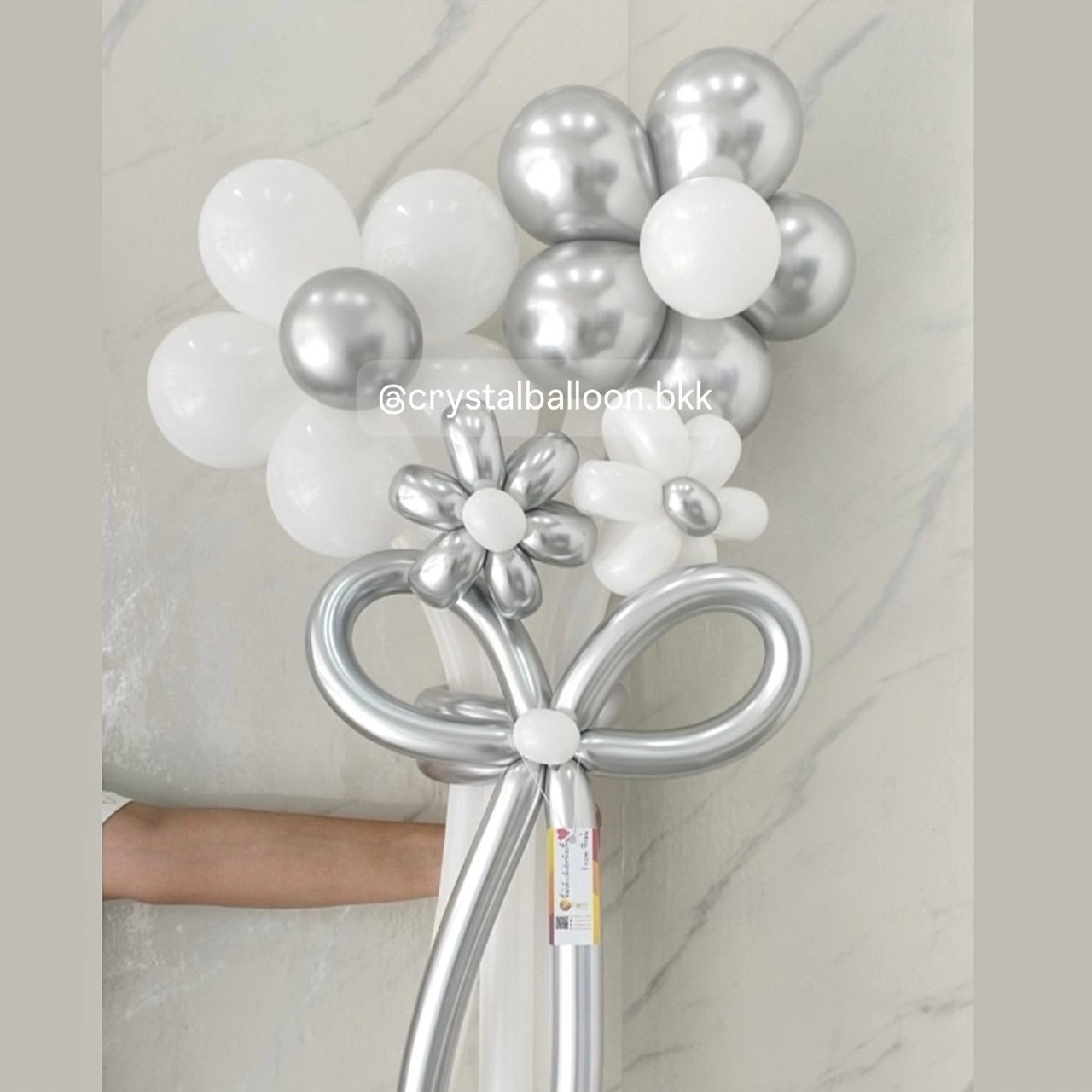 Flower Balloon Medium Bouquet ช่อ 4 ดอก โทนสีขาว-สีเงิน พร้อมตกแต่ง สามารถเปลี่ยนสีลูกโป่งได้