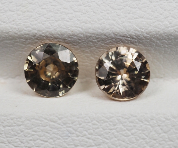 เพทายกัมพูชา 2 กะรัต 2 ชิ้นสีน้ำตาลอ่อน (0938)